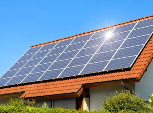 Soluții Inovatoare pentru Eficiența Energetică în Locuința Modernă: De la Energie Solară la Iluminatul Inteligent și Sisteme Avansate de Încălzire 2 Instalarea pe acoperis a panourilor solare